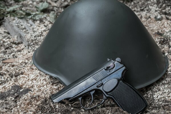 Pistola de carga automática Makarov y casco