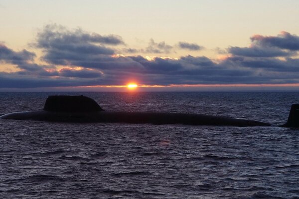 Beau coucher de soleil avec un sous-marin à Severodvinsk