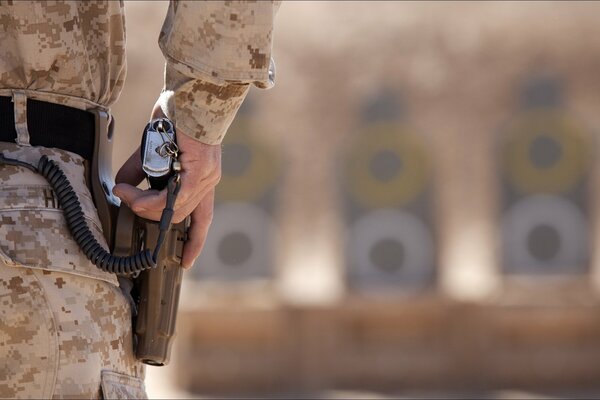 Soldat se préparer à tirer sur des cibles