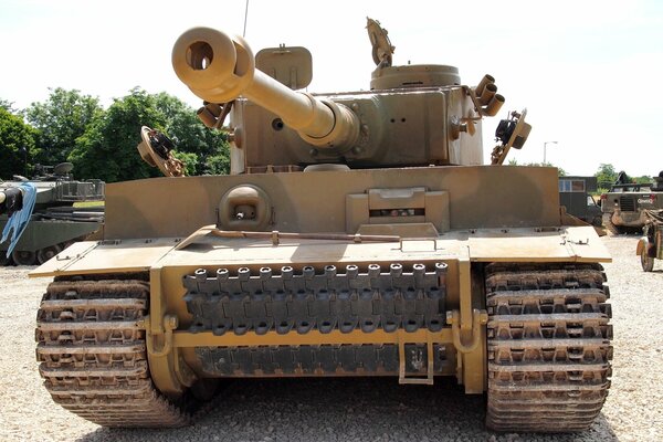 Немецкий тяжёлый танк вид спереди
