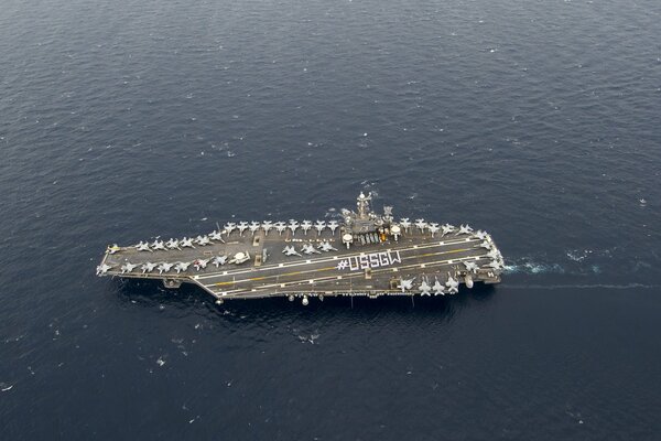 Foto del portaaviones cvn73 en el mar