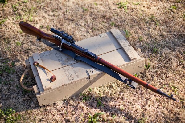 Fusil de sniper repose sur la boîte