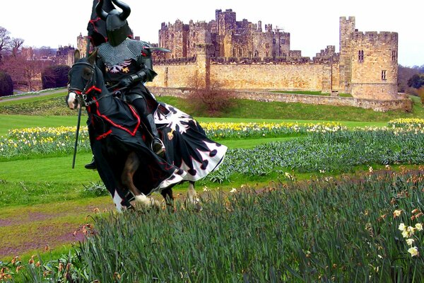 Un cavaliere in armatura corse a cavallo dal suo castello