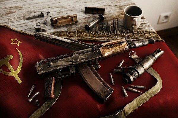Fusil d assaut AK-74 et dispersion de cartouches sur le drapeau rouge de l URSS