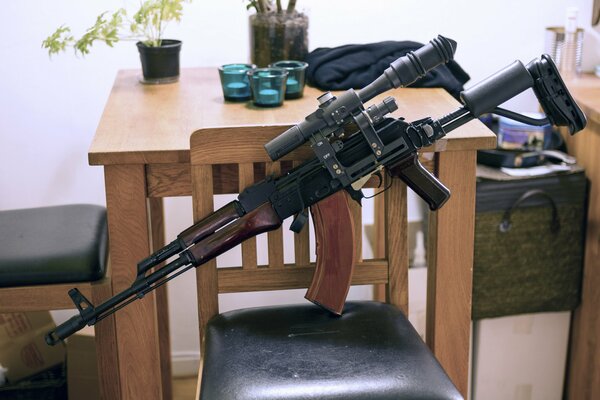 Fucile D assalto Kalashnikov situato al centro della stanza