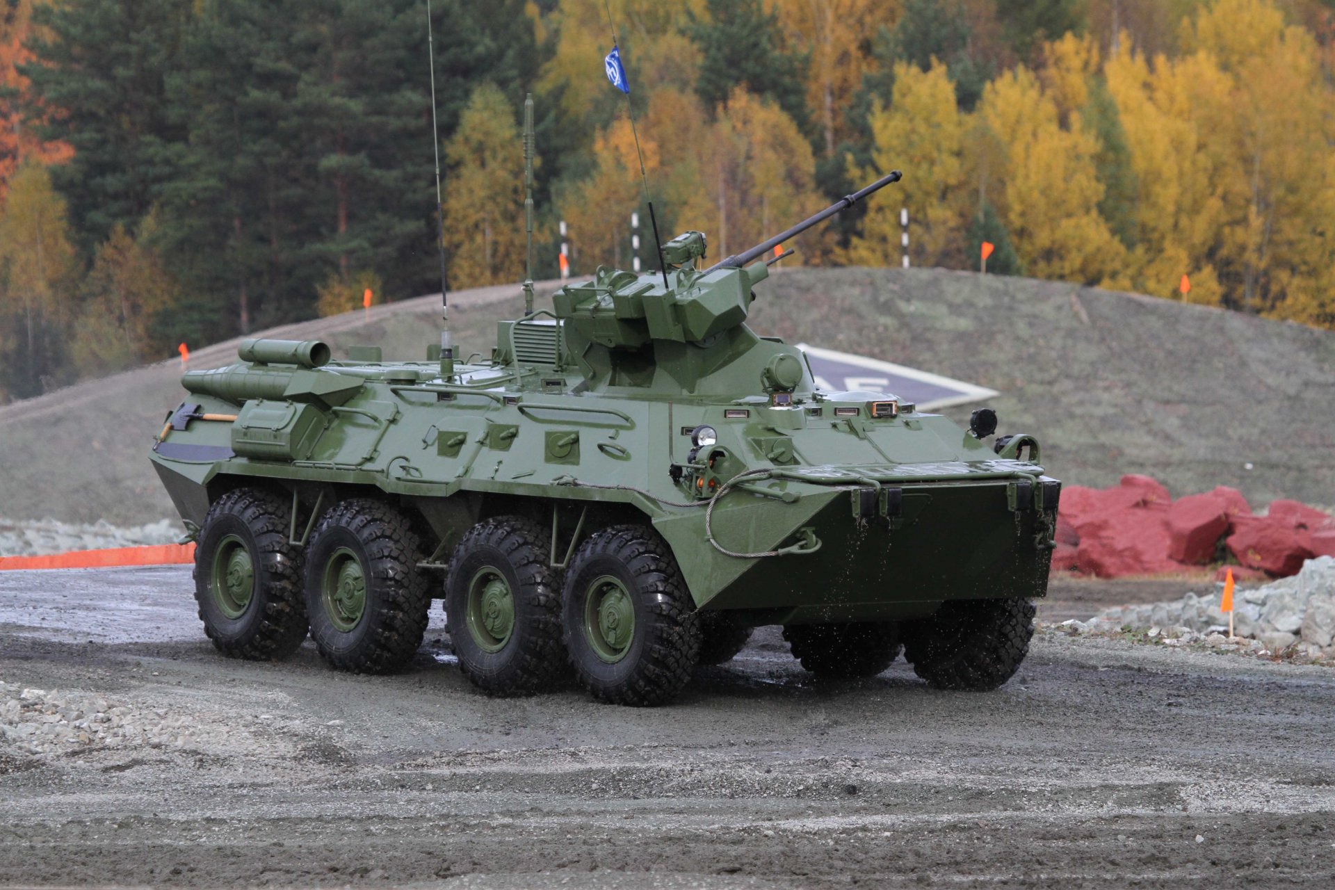 btr-82a modificación armado 30-mm automático. cañón 2a72 62 mm ametralladora sct montado en torreta combate módulo equipado accionamientos eléctricos vertical horizontal puntería permite apuntar disparar ir polígono ejercicios rusia