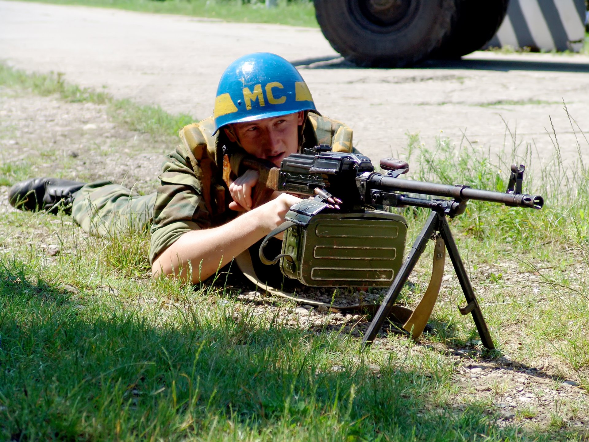 bleu casque casque bleu soldat contingent russe de maintien de la paix centrale en position de tir