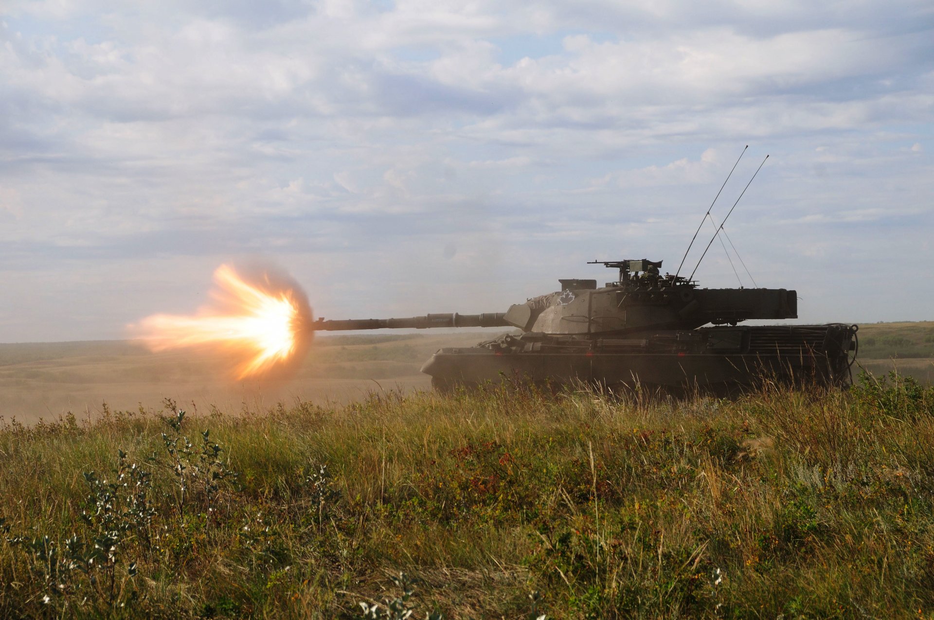 léopard-c2 canadien combat char herbe feu