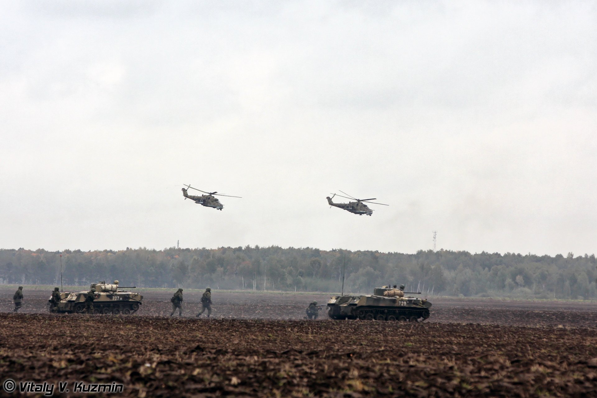 bmd-2 soldados tropas aerotransportadas paracaidistas mi-24 armas ejercicios polígono