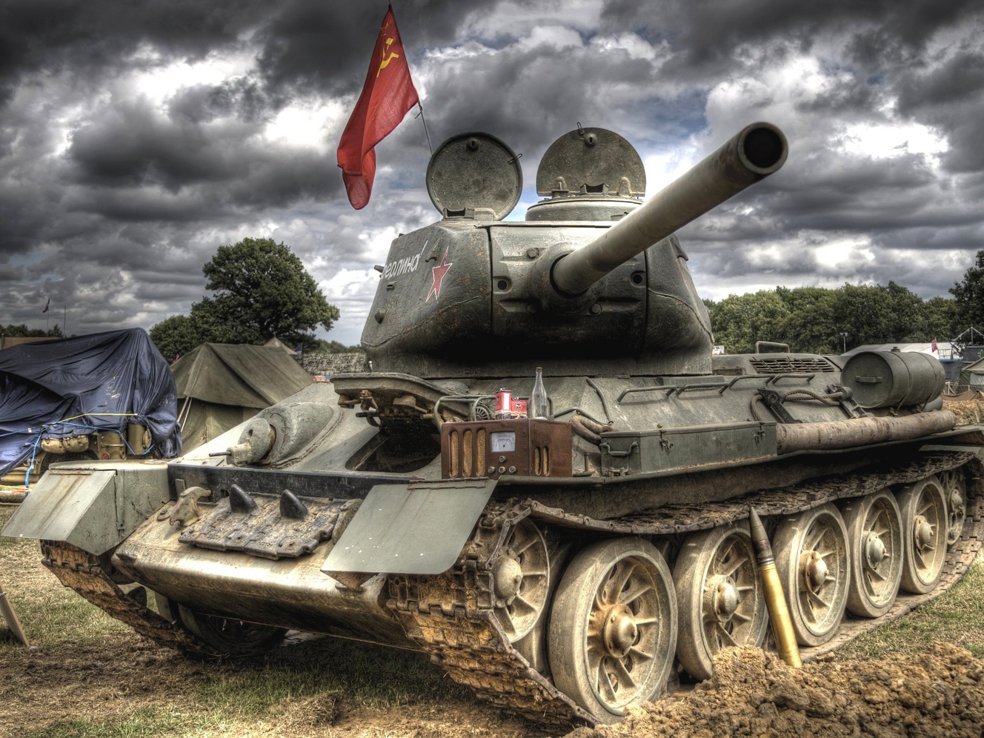 día de la victoria t-34-85 soviético medio tanque cañón proyectil bandera radio tiendas de campaña cielo nubes