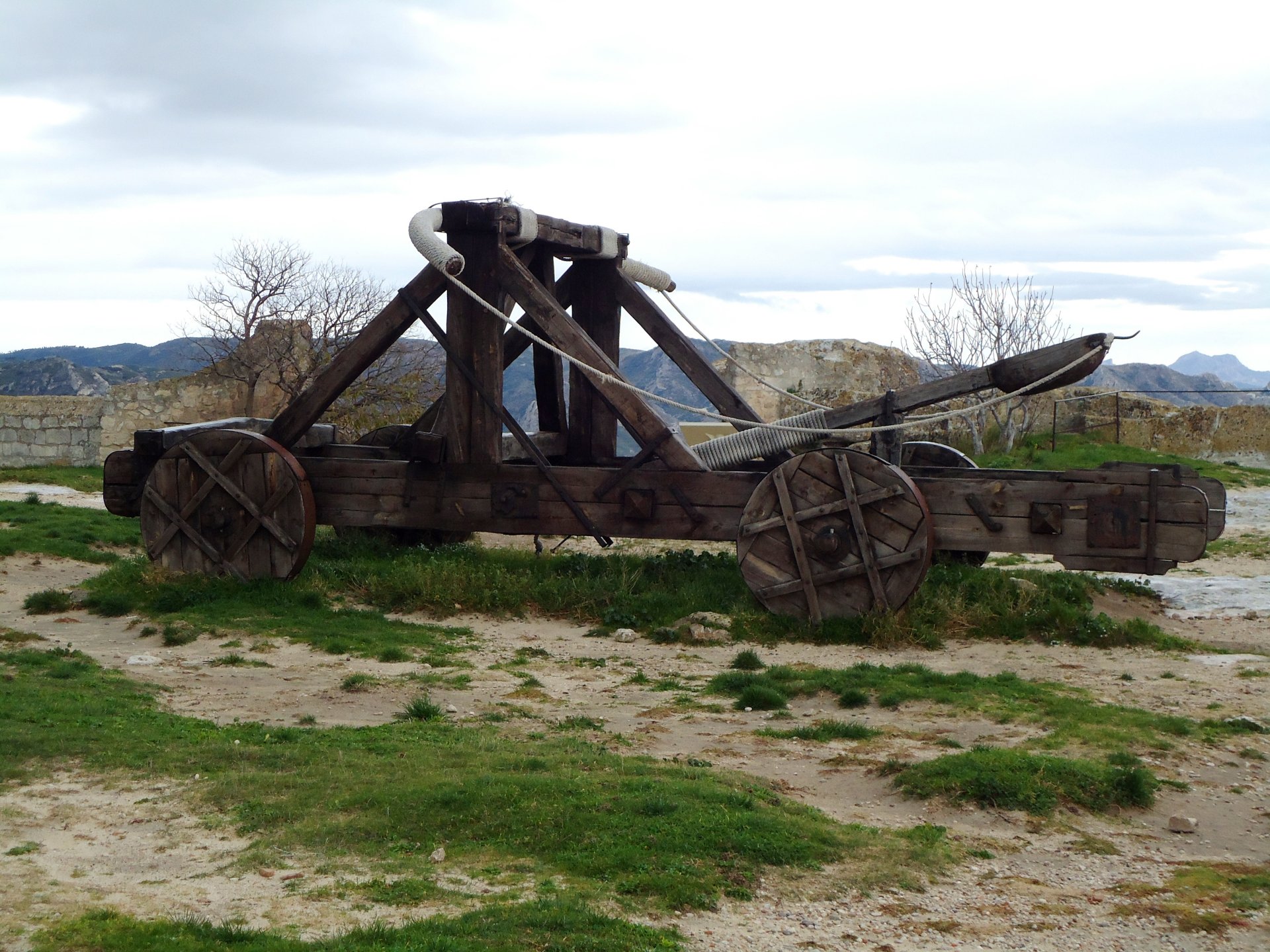 catapulta catapulta antico legno macchina a doppia spalla azione di torsione per il lancio di pietre