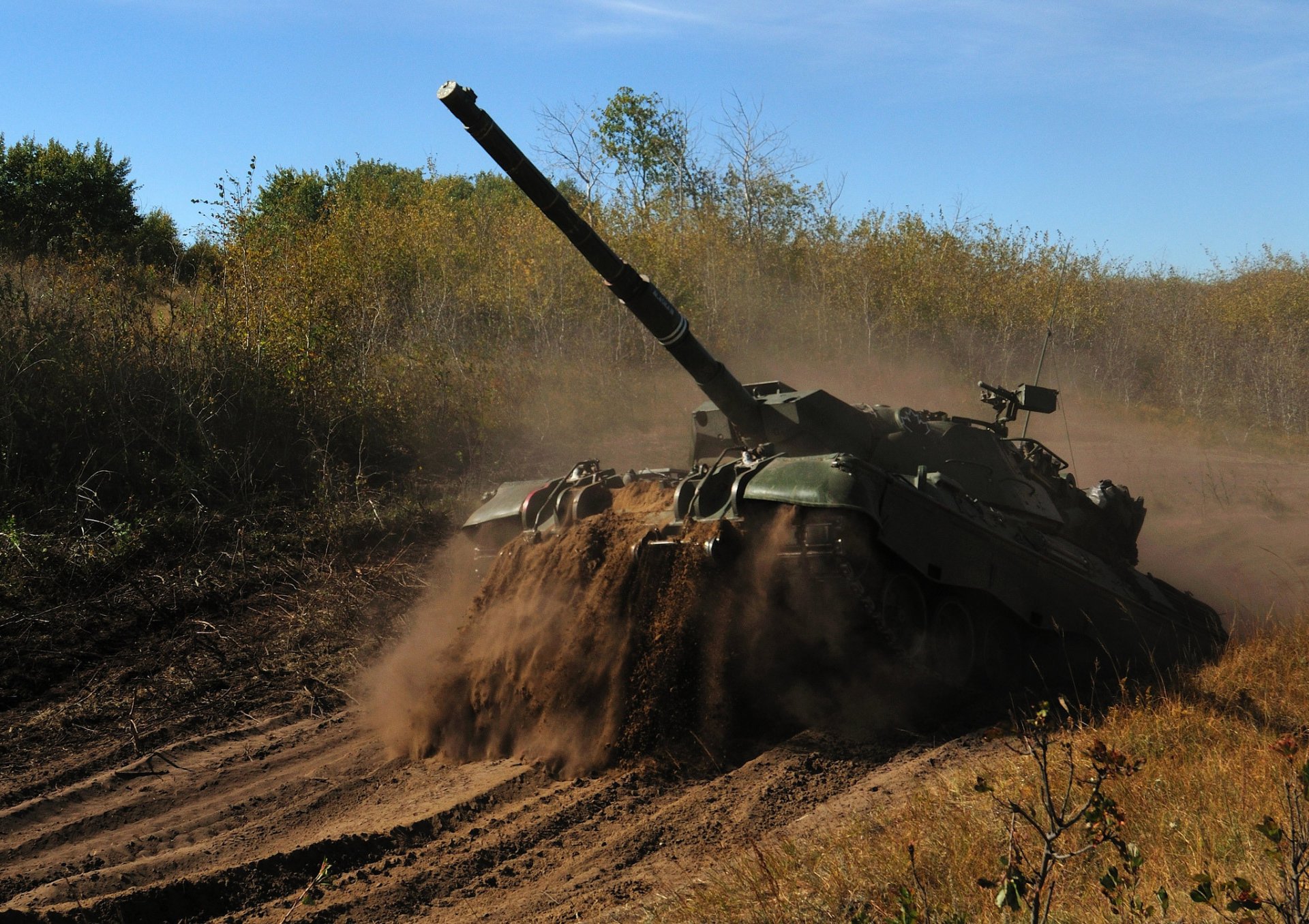 léopard-c2 canadien combat char route boue