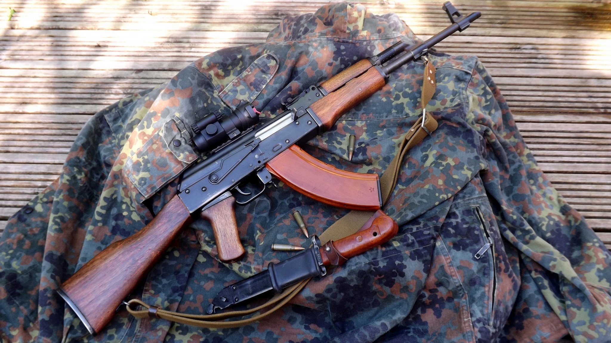 akm fusil d assaut kalachnikov amélioré vue couteau à baïonnette veste camouflage