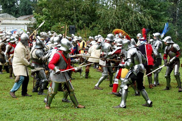 Moyen âge. Reconstruction militaro-historique. Bataille