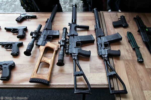 Variedad de armas de fuego sobre la mesa