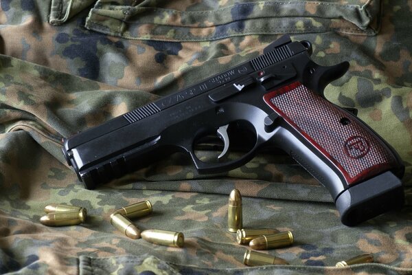 Pistola cz75 sp01 con cartuchos adyacentes