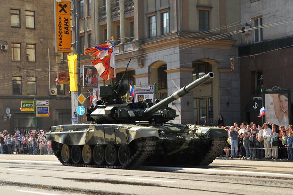 Ein Panzer fährt bei einer Militärparade durch Moskau