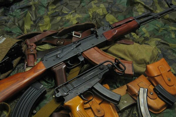 Dos fusiles de asalto Kalashnikov y sus tiendas