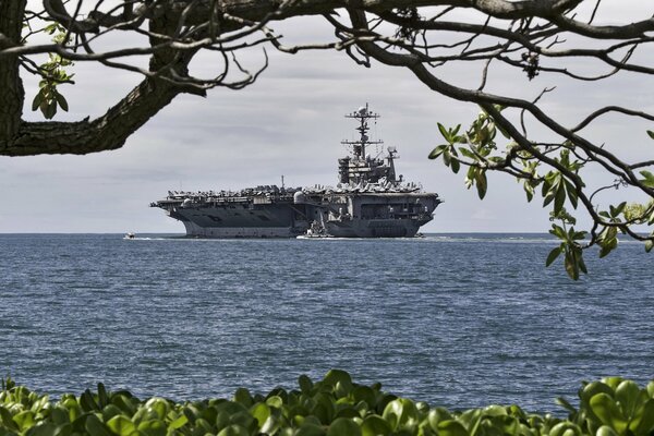 Военный корабль США в море