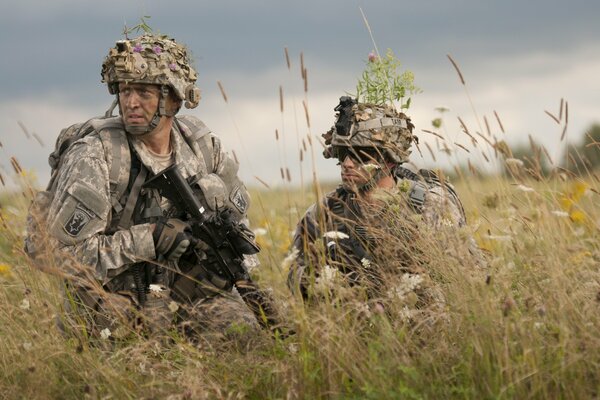 Soldados reciben entrenamiento de camuflaje