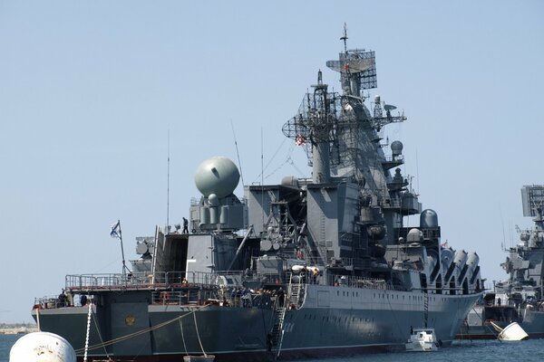 Grand croiseur de missiles en mer