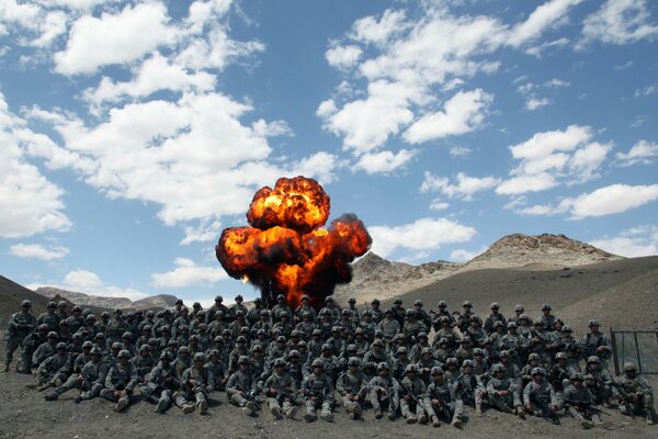 Hommes grimpant près de l armée militaire des marines en Afghanistan