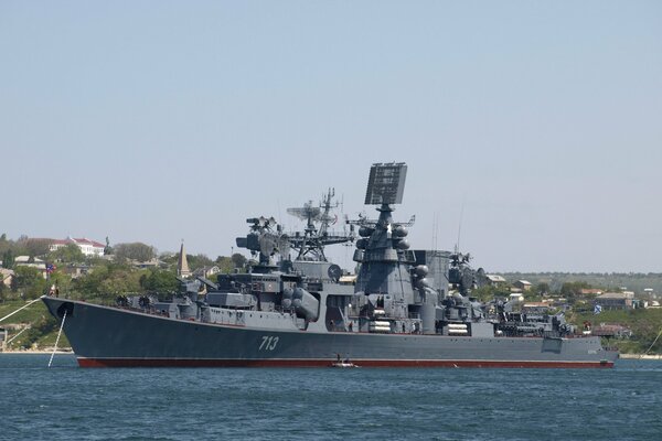 Gran barco antisubmarino en la flota de chermor