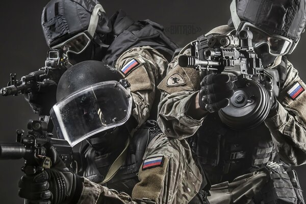 Russisches Team mit Maschinengewehren in voller Ausrüstung