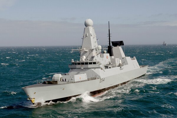 Destructor de la Royal Navy en el mar