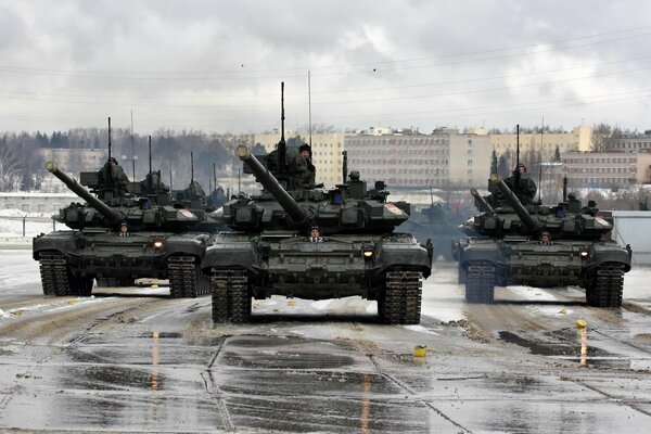 Militärische t-90a-Ausrüstung in Russland und gepanzerte Fahrzeuge mit Panzer