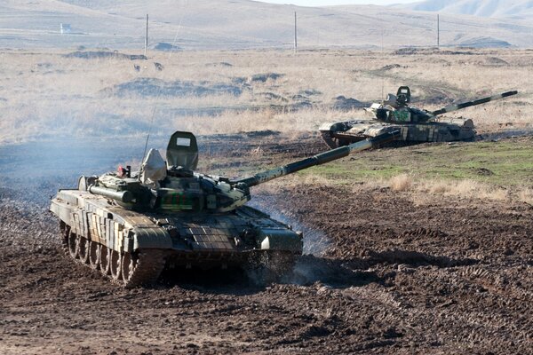 Batalla de tanques en campo abierto