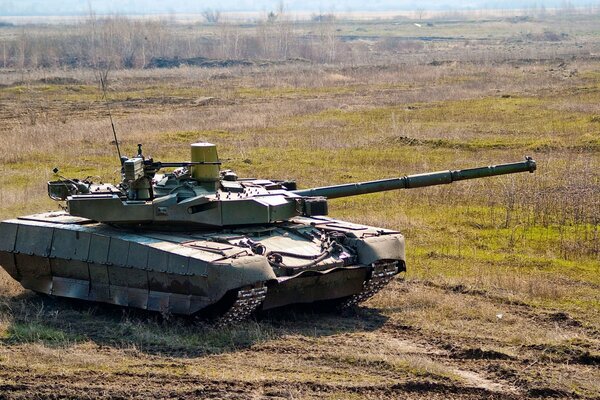 Tanque ruso en un gran campo