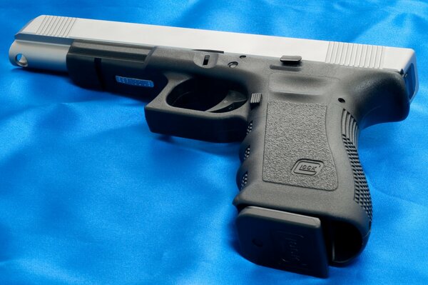 Pistola Glock 20L su sfondo blu