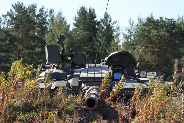 Il carro armato T-80bv è fuggito in un imboscata