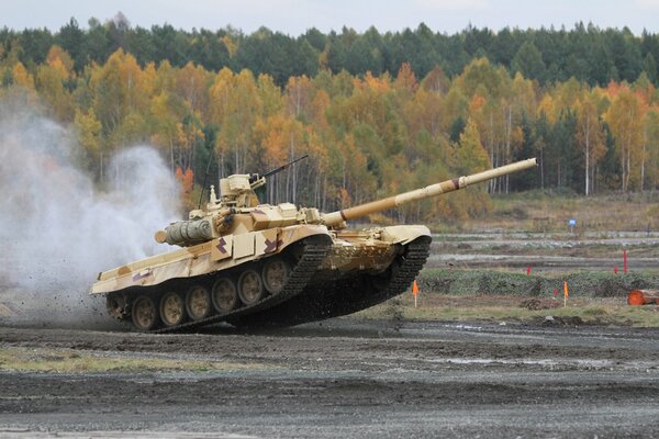 Прыжок танка Т-90с во время учений