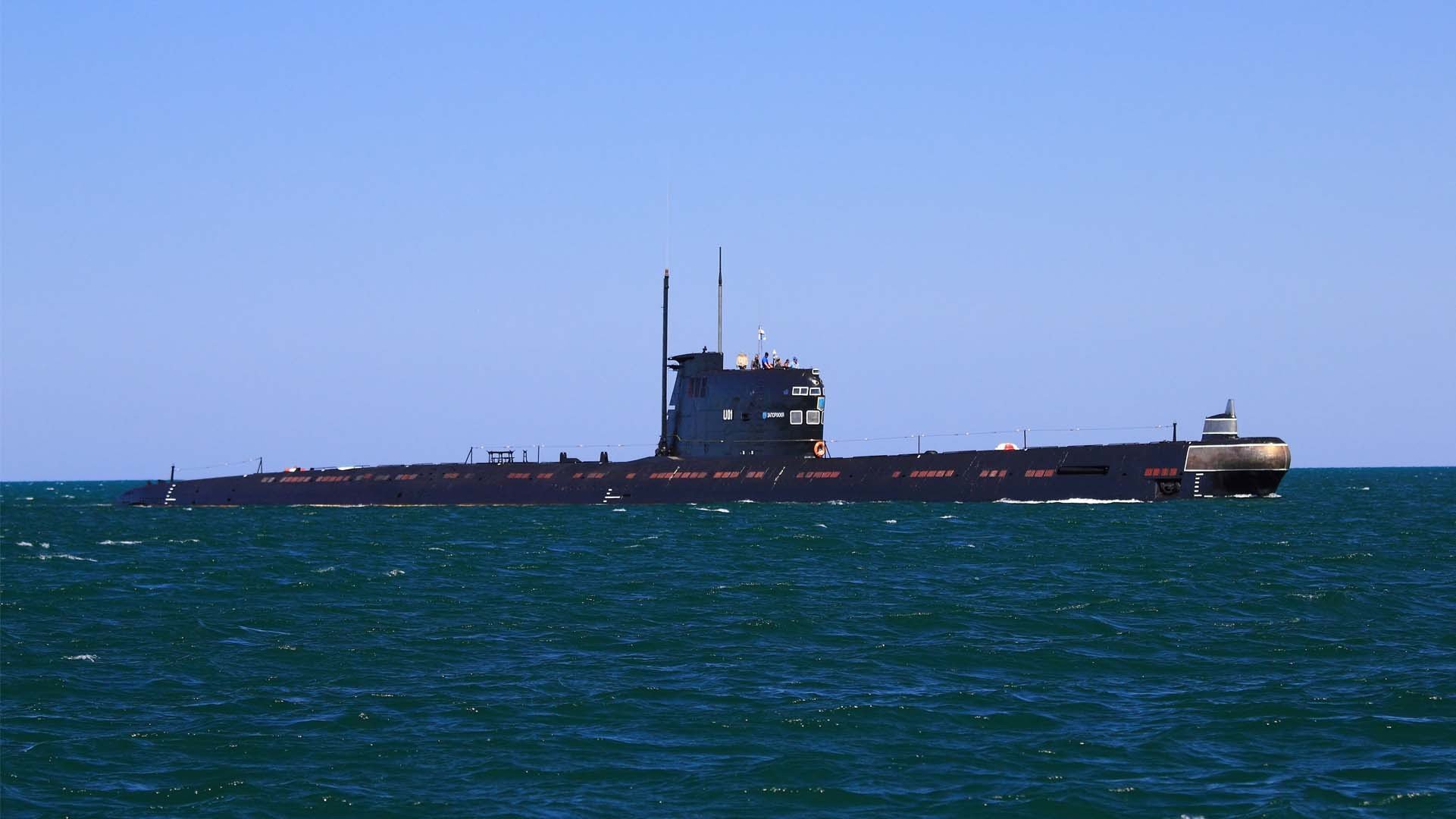 fleet submarine submarine in ocean