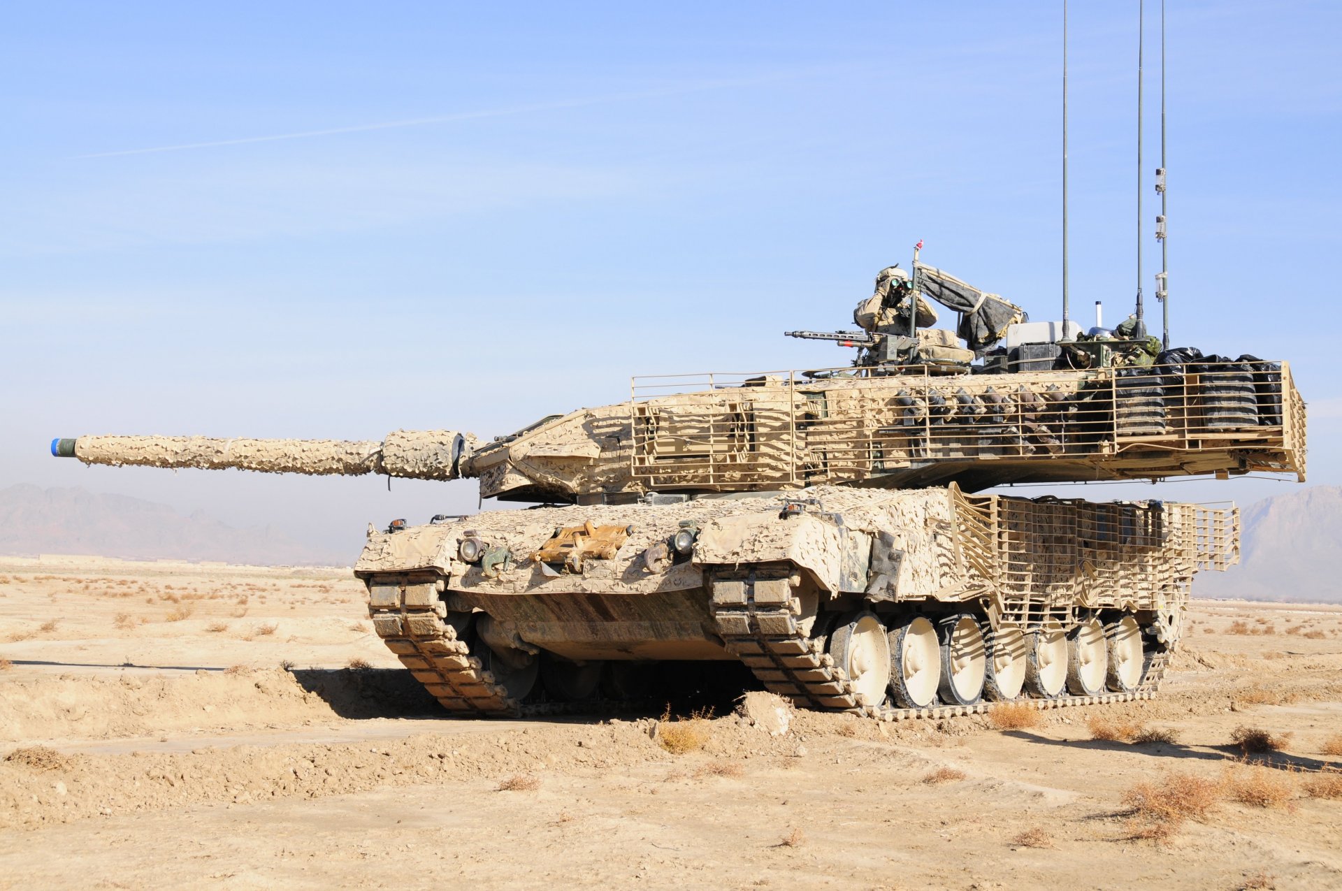 carro armato tedesco deserto leopardo 2a camuffamento soldato binocolo