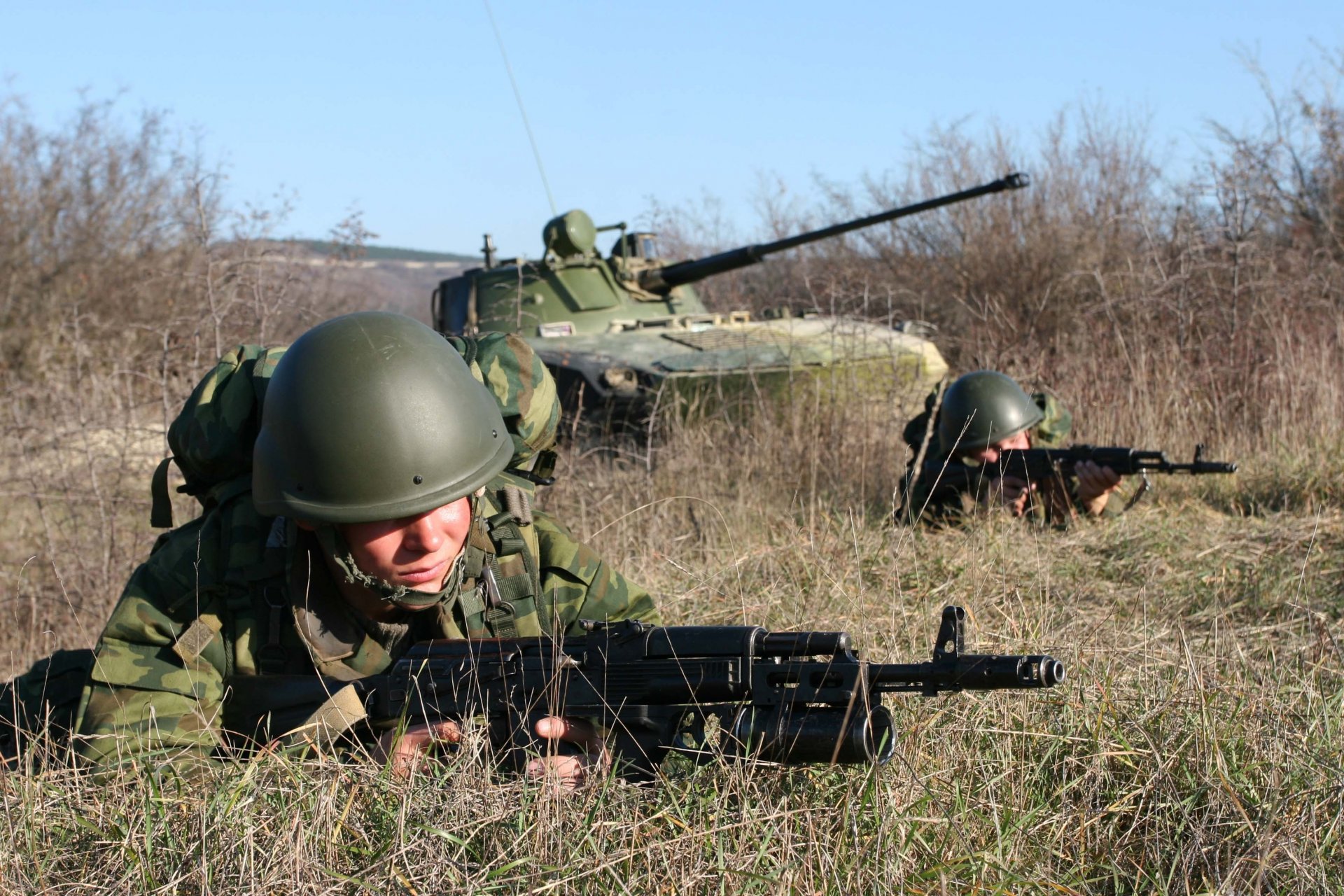 soldats 7e parachutiste assaut division bmd occupé position photo-obina avec exercices