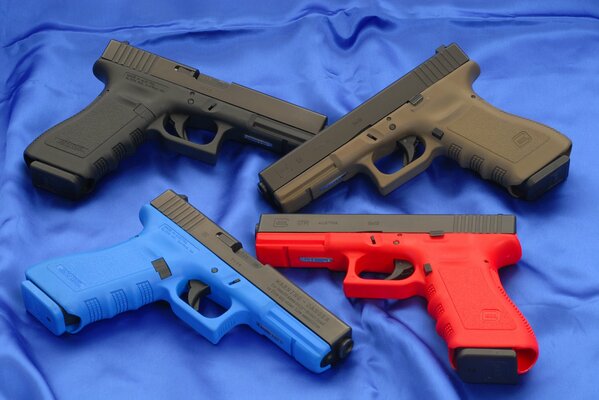 Las pistolas multicolores son como juguetes