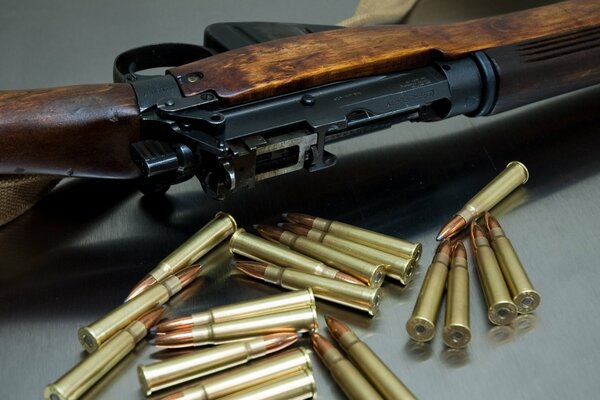 Image d un fusil avec des cartouches. Beaucoup