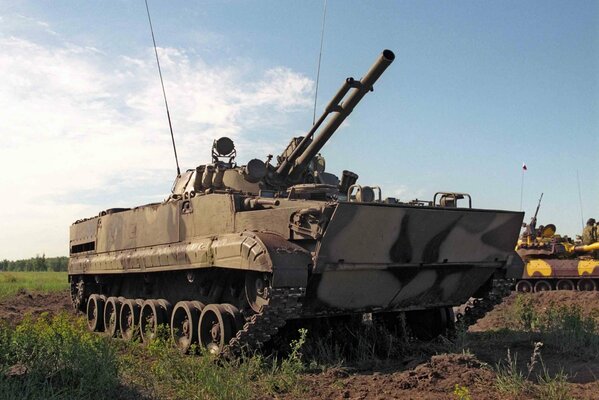 Véhicule de combat BMP-3 sur fond de ciel et d herbe verte