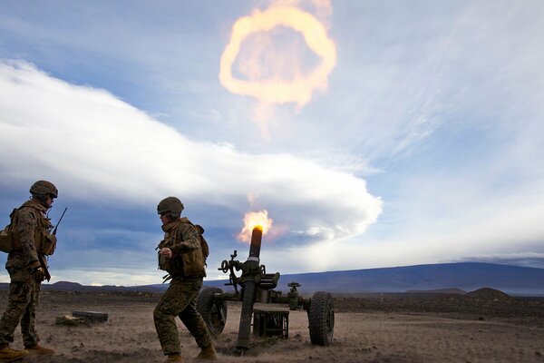 Soldaten schießen aus einer Kanone in den Himmel