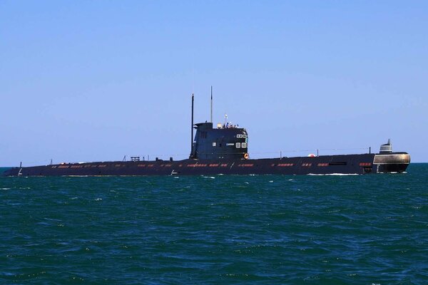 Image de la flotte et sous-marin dans l océan