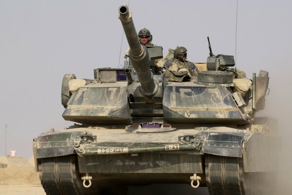 Réservoir mbt-m1a1_abrams avec des hommes d armes