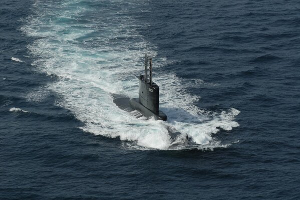 Un submarino emerge de las profundidades del mar
