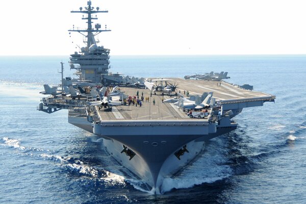 Dernier porte-avions de type Nimitz cvn-77