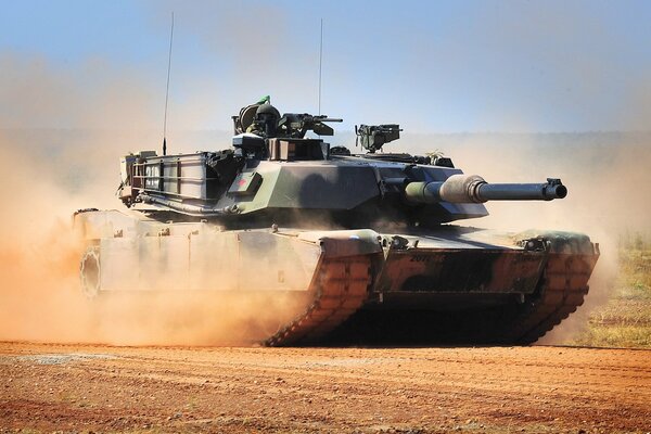 Tank Abrams monta en la carretera