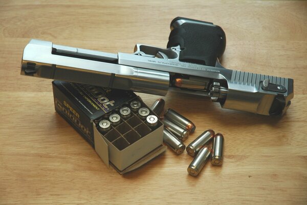 Photo of a pistol with cartridges on the table