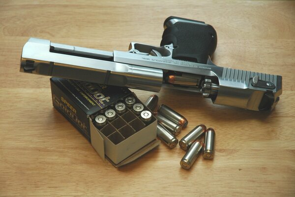 Zdjęcie pistoletu z amunicją na stole