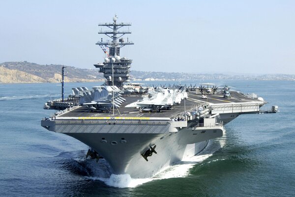 Aircraft carrier cleaves the waves of the ocean